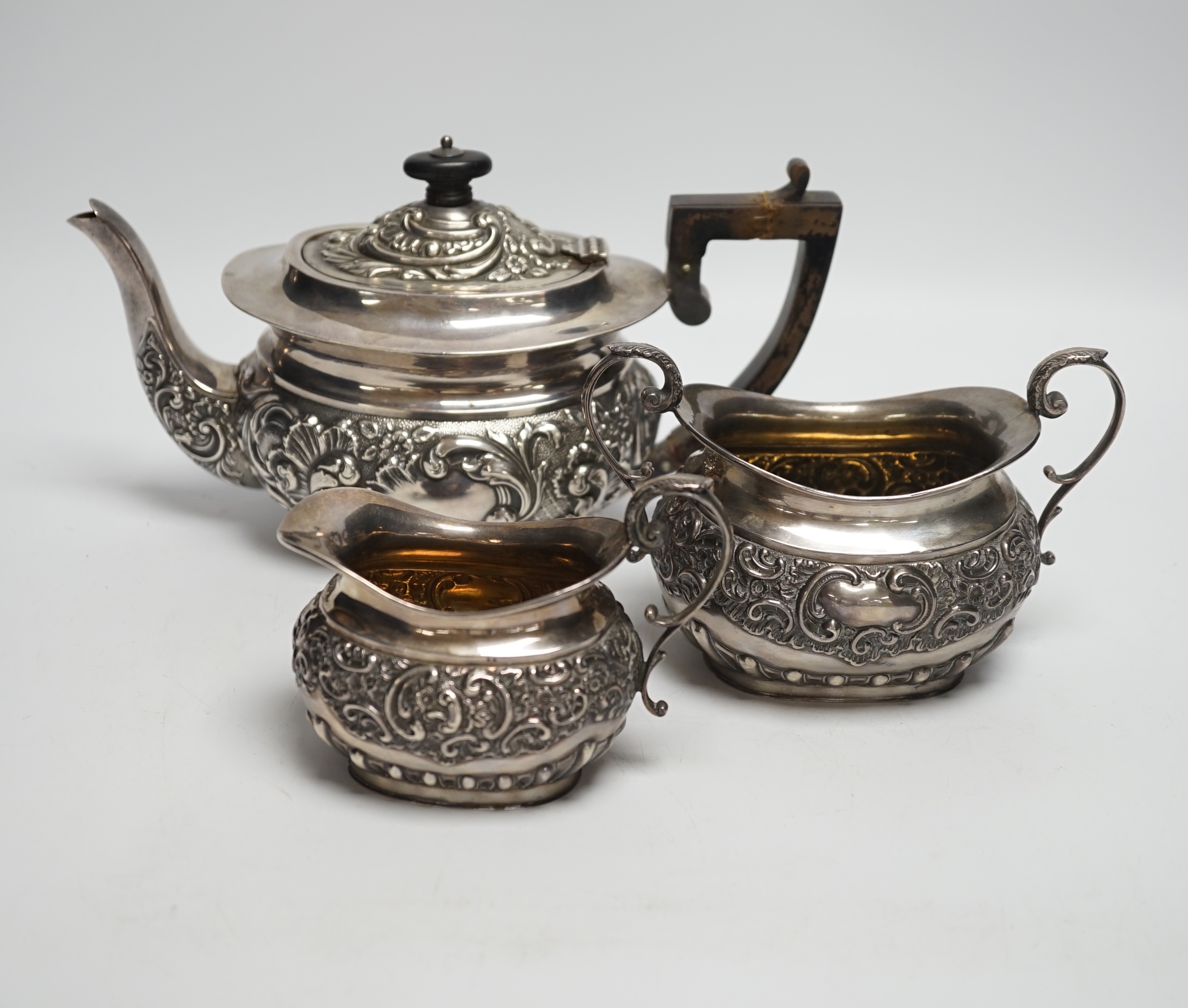 A matched late Victorian silver three piece tea set, maker's Haseler Brothers and John Round & Son Ltd, Birmingham, 1899 and Sheffield, 1900, gross weight 19.3oz.